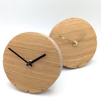 Einzigartige Handgefertigte Standuhr Aus Eiche Mit Aluminiumfuß. Gekerbte Tischuhr Zum Aufstellen von ExactlyLeon