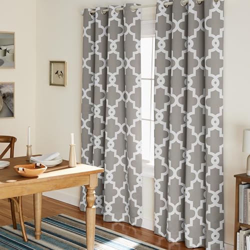 TOWN & COUNTRY EVERYDAY Ironwork Geo Spalier Satin-Vorhänge für den Innenbereich, Raumverdunkelung, Ösenoberseite, energieeffizient, 2er-Pack, 132,1 x 213,4 cm, silberfarben von TOWN & COUNTRY EVERYDAY