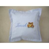 Baby - Kissen Mit Jonah Und Lesenden Teddies Baby - Kissen Mit Jonah Und Lesenden Teddies von ExclusiveStickereien