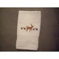 Handtuch-Gästehandtuch-Weißesfrottee Bestickt Mit Einem Weihnachtshirschen Und Tannenbäumen von ExclusiveStickereien
