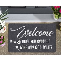 Fußmatte „Hope You Brought Wine & Dog Treats", Lustige Fußmatte, Hunde-Fußmatte, Willkommensmatte, Eingangsteppich, Einweihungsgeschenk von Exclusiveculture