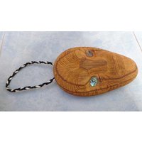 Holzschnitzerei Tiki Mit Zapfenaugen Und Schnur. W67 von Eximha