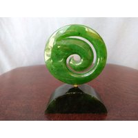 Nephrit Jade Spirale Koru Statue. S231 von Eximha