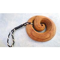 Nz Kiefernholz Schnitzerei Maori Koru Ornament Mit Schnur. W82 von Eximha