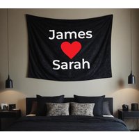 Benutzerdefinierter Wandteppich - Personalisierter Wandbehang-Fototeppich Passen Sie Den Bildhintergrund An Benutzerdefinierter Wandteppich - Personalisierter Wandbehang-Fototeppich Passen Sie Den Bildhintergrund An von ExoticMerchantCrafts