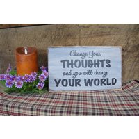 Ändere Deine Gedanken Und Du Wirst Welt Verändern. Tolles Motivationsschild Rustikal Distressed & Antiqued von ExpressionsNmore