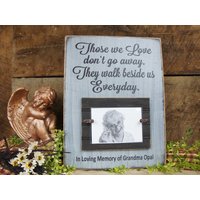Die Wir Lieben Vergehen Nicht. Sie Begleiten Uns Alltag. Der Personalisierte Bilderrahmen Fasst Ein 4x6 Foto Die Wir Lieben Vergehen Nicht. Sie Begleiten Uns Alltag. Der Personalisierte Bilderrahmen Fasst Ein 4x6 Foto von ExpressionsNmore