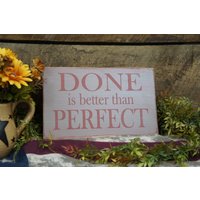 Done Is Better Than Perfect Toller Motivierend Inspirierender Spruch Rustic Sign Distressed & Antiqued. Nicht Für Den Perfektionisten von ExpressionsNmore