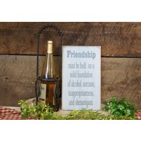 Freundschaft Muss Auf Einem Soliden Fundament Aus Alkohol, Sarkasmus, Unangebrachtheit & Shenanigans Aufgebaut Werden. Gemütliches Rustikales Schild von ExpressionsNmore