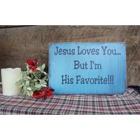 Jesus Liebt Dich... Aber Ich Bin Sein Liebling... Tolles Christliches Zitat Sicher, Ein Lächeln Zu Bringen, Motivierendes, Rustikales Zeichen von ExpressionsNmore