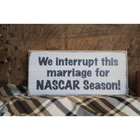 Nascar Spruch Im Rustikalen Stil Zeichen ... Wir Unterbrechen Diese Ehe Für Die Nascar-Saison .... Tolles Geschenk Rennauto-Familien-Fans von ExpressionsNmore