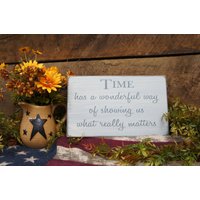 Rustikales Holzschild Time Matters von ExpressionsNmore