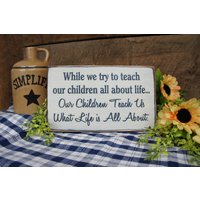 Während Wir Versuchen, Unseren Kindern Alles Über Das Leben Beizubringen. Unsere Kinder Bringen Uns Bei, Worum Es Im Geht. Rustikales Stilschild von ExpressionsNmore