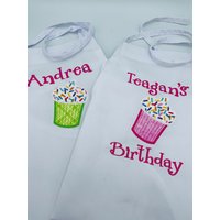 Kinderschürze Mit Gestickter Applikationstasche Und Personalisierung von ExtraTouchGifts