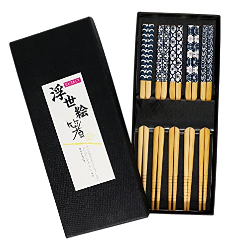 Exzact Essstäbchen-Geschenkset - 5 Paar Wiederverwendbare Natürliche Bambus-Essstäbchen In Einer Schönen Schwarzen Handgefertigten Schachtel - Verzierte Japanische Antike Blaue Verzierung von Exzact