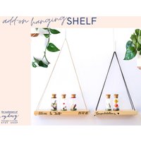 Handgefertigtes Dreieckiges Regal Aus Holz. Swing. Formulieren Sie Ihre Nachricht. Personalisiertes Geschenk. Miniaturüberraschung. Romantisch von EydavyBottles