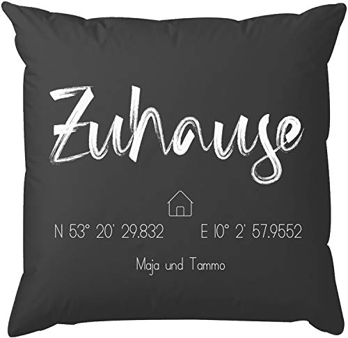 EZYshirt® Zuhause Einweihungsgeschenk/Richtfest mit Koordinaten und Wunschnamen verschiedene Versionen Kissen | Polyester & Baumwolle von Ezyshirt