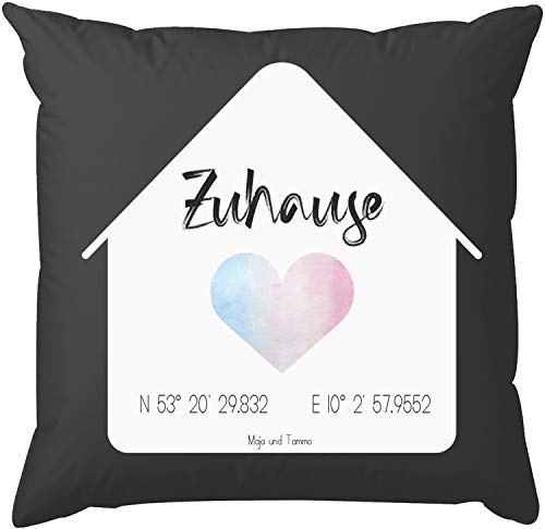 EZYshirt® Zuhause Einweihungsgeschenk/Richtfest mit Koordinaten und Wunschnamen verschiedene Versionen Kissen | Polyester & Baumwolle von Ezyshirt
