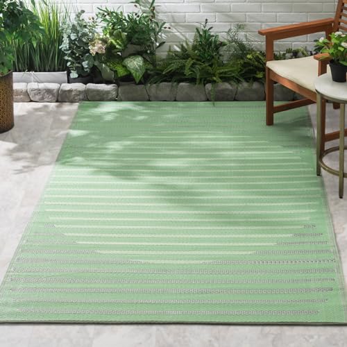 FAB HAB Gestreift Outdoor Teppich - Wetterfest, Farbecht, Wendbar - Recycelter Premium-Kunststoff - Terrasse, Balkon, Garten, Bad, Flur - Kunststoffteppich Kyoto - Grün - 90 x 150 cm von Fab Habitat