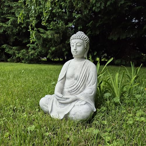 FABRIQ Buddha Figur meditierend, Dekogarten aus Kunststein für draußen, Zen Garten, grau, wetterfest, beruhigt, massiv L: 20cm W: 24,5cm H: 38cm Gewicht: 12kg von FABRIQ