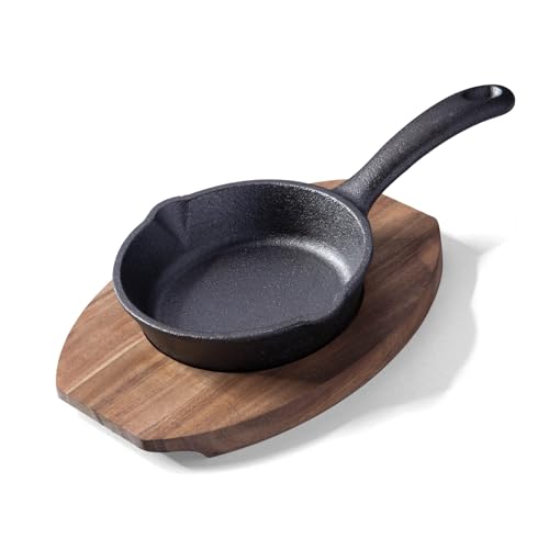 FACKELMANN Pfännchen aus Gusseisen mit praktischem Holzuntersetzer – Runde Grillpfännchen aus Guss passend zum nächsten BBQ – Zum Servieren von Gemüse und Käse FACKELMANN Pfännchen aus Gusseisen mit praktischem Holzuntersetzer – Runde Grillpfännchen aus Guss passend zum nächsten BBQ – Zum Servieren von Gemüse und Käse von FACKELMANN
