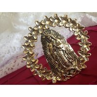 Freistehende Jungfrau Von Guadalupe Medaillon Mit Blumen/Umgeben Für Tisch von FAITHPIECES