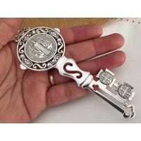 Große Gemeißelte Oxidierte Silberne Ton St. Benedikt-Schlüssel Religiöse Medaille/Llave Mit De San Benito Terminado En Plata Antigua 5 " Große Gemeißelte Oxidierte Silberne Ton St. Benedikt-Schlüssel Religiöse Medaille/Llave Mit De San Benito Terminado En Plata Antigua 5 " von FAITHPIECES