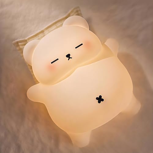 Schlummerlicht „Schnarchbär“ – Dimmbare Kinder-Nachtlampe mit Timer & USB-C-Aufladung, aus lebensmittelechtem Silikon, kuschelige LED-Tierlampe als witziges Geschenk für Babys, Kinderzimmer-Deko von FAMIDUO