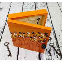 Handbemalte Orange Holz Schlüsselkiste, Floral Design, Hängende Schlüsselbox, Sechs Schlüsselhaken, Personalisierter Schlüsselschrank, Flur von FARISTOstore