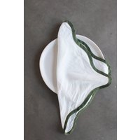 Ausgebogte Servietten in Moosgrün | 4Er-Set Ausgebogte Servietten in Moosgrün | 4Er-Set von FAVRTableware