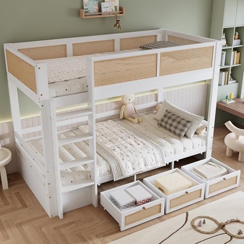 FAYICIC Etagenbett, Kinderbett, Schöner geflochtener Rattanzaun, DREI Schubladen mit Rollen, Stabile Lattenroste, Mit Sichere Bettgitter, Kiefer + MDF + Sperrholz, Weiß+Natur, 90x200cm von FAYICIC