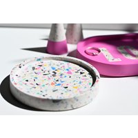 Kleines Terrazzo-Tablett Aus Jesmonite Mit Buntem Konfetti Terrazzo | Rundes Handmade Schmucktablett Terrazzo-Design Kleines Terrazzo-Tablett Aus Jesmonite Mit Buntem Konfetti Terrazzo | Rundes Handmade Schmucktablett Terrazzo-Design von FGElements