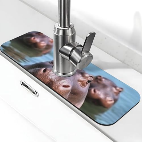 Cute Hippos Wasserhahnmatte für Küchenspüle – 2025 Premium-Upgrade: Super saugfähiger Kieselgur-Schnelltrocknender Wasserhahn-Saugnapf, waschbar, Küchenspüle, Spritzschutz, 14 x 38 cm Cute Hippos Wasserhahnmatte für Küchenspüle – 2025 Premium-Upgrade: Super saugfähiger Kieselgur-Schnelltrocknender Wasserhahn-Saugnapf, waschbar, Küchenspüle, Spritzschutz, 14 x 38 cm von FHEDVBN