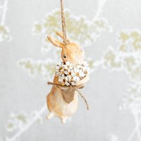 Dekorativer Hase Aus Gesponnener Baumwolle, Hängender Hase, Frühlingsornament Mit Echten Blumen von FICHIhome