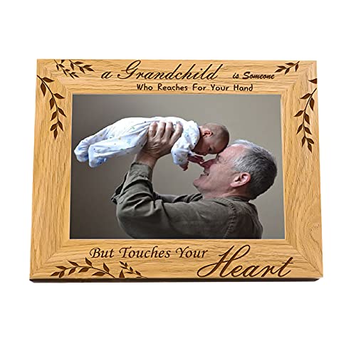 FINGERINSPIRE 15x10cm Großeltern Bilderrahmen Hängend/Tisch Holz Bilderrahmen Rechteckiger Rahmen mit A Grandchild is Someone Who Reaches for Your Hand But Touches Your Heart Worte (horizontal) von FINGERINSPIRE