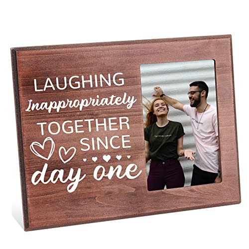 FINGERINSPIRE Bilderrahmen Laughing Intimately Since Day 1 10x15 cm Ferngespräche Freundschaftsgeschenke Rahmen Bilderrahmen Für Beste Freundin Geschenk Zum Aufhängen/Tisch Holzrahmen Fotorahmen von FINGERINSPIRE