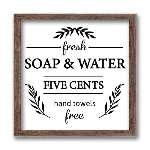 FINGERINSPIRE Frische Seife Und Wasser Handtücher Gratis Holzschild Mit Acrylschicht 17.9x17.9 cm Rustikales Bauernhaus Badezimmer Wanddekor Schild Lustiges Vintage Hängeschild Für Toilettendekor von FINGERINSPIRE