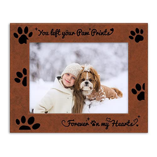 FINGERINSPIRE Leder Fotorahmen - You Left Your Paw Prints Forever On My Hearts - 13x18cm Pet Memorial Fotorahmen Braun Hängend/Tischplatte Frame Kondolenz Sympathie Geschenke für Tierliebhaber von FINGERINSPIRE