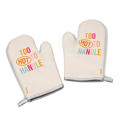 Fisura – Bedruckte Grillhandschuhe “Too hot to Handle”. Doppelpack Backhandschuhe aus robustem Material mit Hitzeschutz und Aufhänger, perfekt für Kochen, Ofen und BBQ. Fisura – Bedruckte Grillhandschuhe “Too hot to Handle”. Doppelpack Backhandschuhe aus robustem Material mit Hitzeschutz und Aufhänger, perfekt für Kochen, Ofen und BBQ. von FISURA