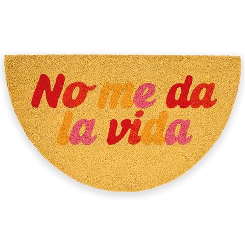 Fisura – Fußmatte “No me da la vida” aus Kokosnuss mit Rutschfester PVC-Basis. Handbemalte Innenmatte in Beige. Türmatte mit lustigem Spruch. 70 x 40 cm. von FISURA
