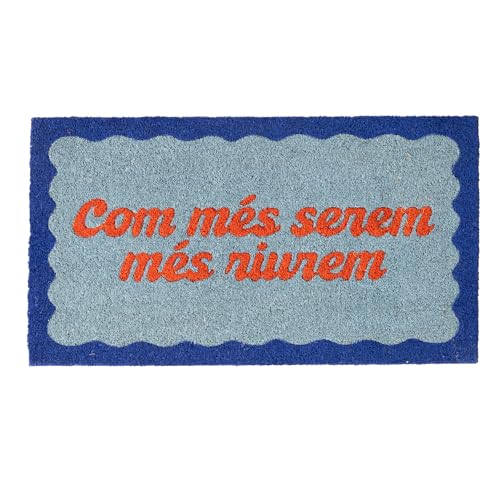 Fisura – Fußmatte com més serem“ aus Kokosfaser mit Rutschfester PVC-Unterseite. Originelle Blaue und rote Türmatte mit katalanischer Aufschrift. Maße: 70 cm x 40 cm. Fisura – Fußmatte com més serem“ aus Kokosfaser mit Rutschfester PVC-Unterseite. Originelle Blaue und rote Türmatte mit katalanischer Aufschrift. Maße: 70 cm x 40 cm. von FISURA