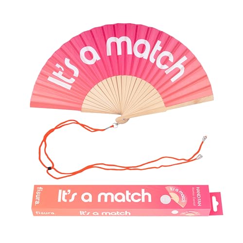 FISURA – Holzfächer mit der Aufschrift It’s a match“. Trendiges Accessoire mit Farbverlauf in Rosa, moderner Handventilator aus Holz mit praktischem Aufhänger. Maße: 42,5 x 23 cm FISURA – Holzfächer mit der Aufschrift It’s a match“. Trendiges Accessoire mit Farbverlauf in Rosa, moderner Handventilator aus Holz mit praktischem Aufhänger. Maße: 42,5 x 23 cm von FISURA