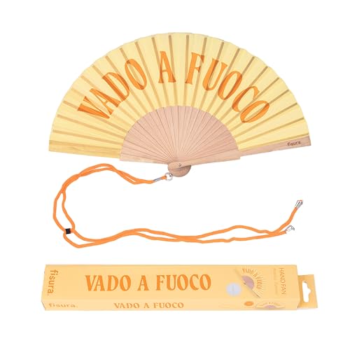 Fisura – Holzfächer mit der Aufschrift Vado a fuoco“. Trendiges, farbenfrohes Accessoire in Gelb, tragbarer Handventilator mit praktischem Aufhänger. Perfekt für heiße Sommertage. Maße: 42,5 x 23 cm Fisura – Holzfächer mit der Aufschrift Vado a fuoco“. Trendiges, farbenfrohes Accessoire in Gelb, tragbarer Handventilator mit praktischem Aufhänger. Perfekt für heiße Sommertage. Maße: 42,5 x 23 cm von FISURA