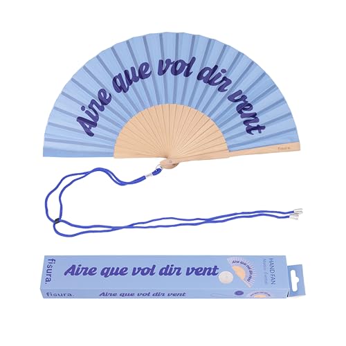 Fisura – Originaler Holzfächer mit der Aufschrift "aire que vol dir vent“. Moderner, farbenfroher Handfächer in Blau mit praktischem Aufhänger. Maße: 42,5 x 23 cm Fisura – Originaler Holzfächer mit der Aufschrift "aire que vol dir vent“. Moderner, farbenfroher Handfächer in Blau mit praktischem Aufhänger. Maße: 42,5 x 23 cm von FISURA