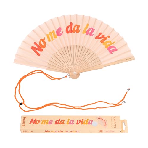 Fisura – Origineller Holzfächer mit der Aufschrift No me da la vida“. Moderner, farbenfroher Handventilator in Orange mit praktischem Aufhänger. Maße: 42,5 x 23 cm Fisura – Origineller Holzfächer mit der Aufschrift No me da la vida“. Moderner, farbenfroher Handventilator in Orange mit praktischem Aufhänger. Maße: 42,5 x 23 cm von FISURA