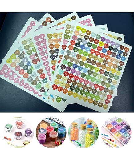 FIYO Herzförmige DMC 447-Farbaufkleber, 5D-Diamant-Kunstreferenzwerkzeuge Bunter 447-DMC-Nummernaufkleber, geeignet für die Aufbewahrung von Diamanten (1 Set) von FIYO