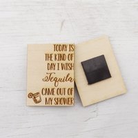 Heute Ist Der Tag, An Dem Ich Wünschte, Tequila Käme Aus Meiner Dusche Holz Magnet - Lasergravierte von FJ4LifeCreations