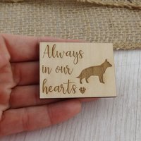 Immer in Unseren Herzen Deutscher Schäferhund Magnet - 2 "x 1, 5" Laser Graviertes Lindenholz Immer in Unseren Herzen Deutscher Schäferhund Magnet - 2 "x 1, 5" Laser Graviertes Lindenholz von FJ4LifeCreations