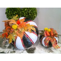 Herbst Kürbis Deko Schwarz Weiß Gestreift, Handbemalte Herbstdeko, Hauswärmer Geschenk, Großer Kürbis, Kleiner Einzelstück von FLAUSIVITY