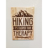 Wandern Ist Billiger Als Therapie Auf Einem Kühlschrankmagnet. Stahlmagnet Mit Glänzendem Finish. Magnet Größe 2x3.quality Geschenk Für Sie Oder Ihn von FMTDESIGNS